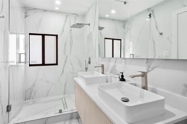 Building Photo - 15121 SW 69th Ct