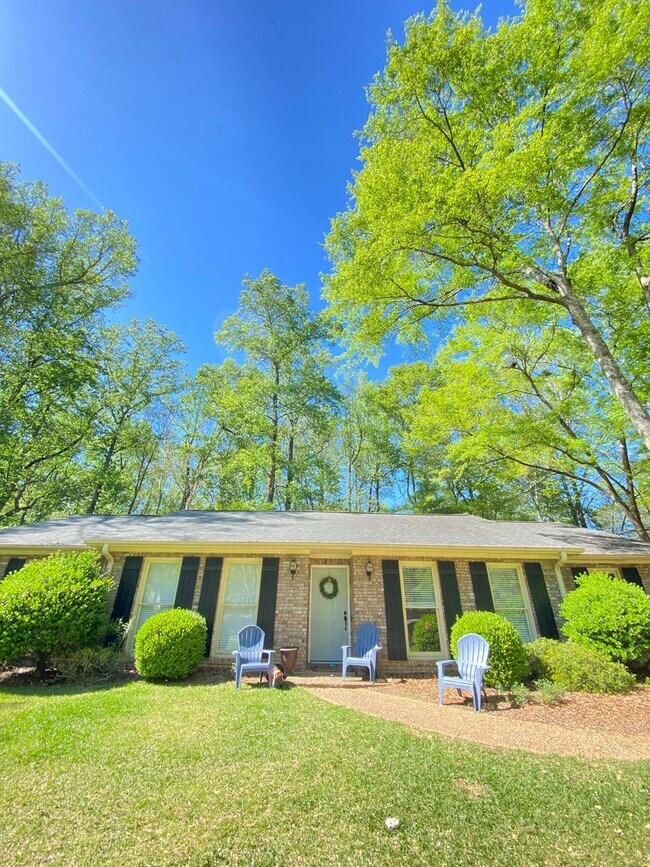 Primary Photo - Charming 3-Bedroom Home in Prime Auburn Lo...