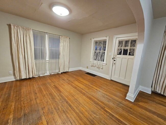 Building Photo - 3 Bedroom, Great SE location, near Mt Vernon Road