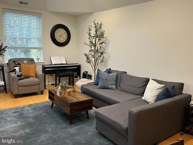 Building Photo - 104 Woodside Rd