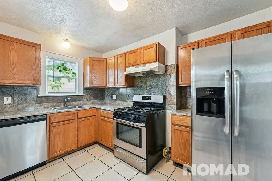 Building Photo - 5163 Beach Ct