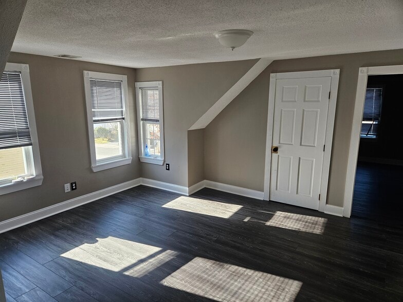 Building Photo - 42 Clinton St