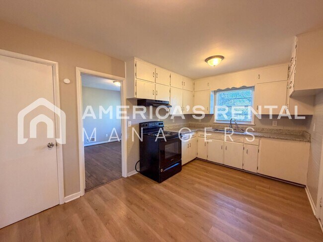 Building Photo - Half-Month Off Move-in Special! Cozy & Convenient 3-Bedroom Home for Rent! SECTION 8 FREINDLY!