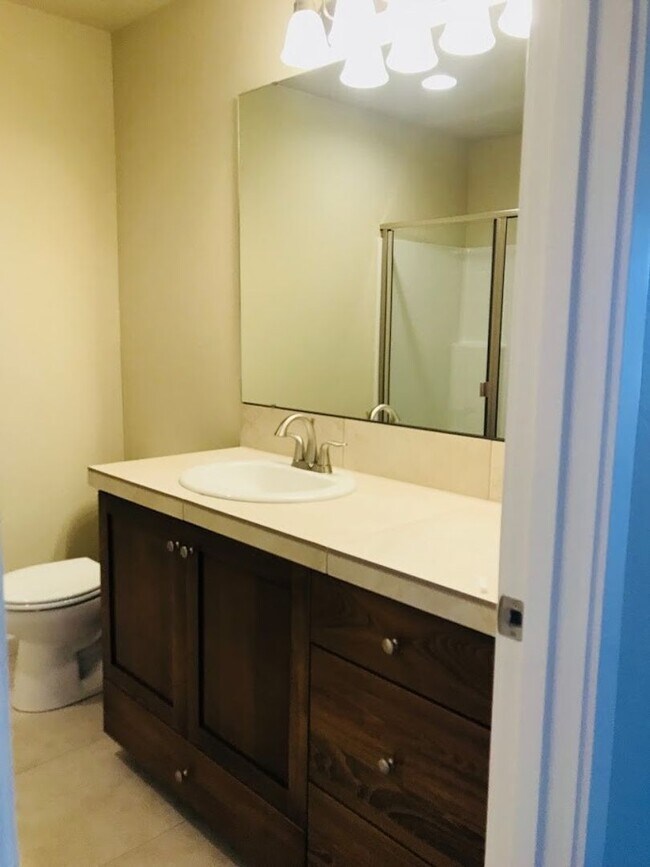 Building Photo - Townhouse Charmer in River Terrace Neighborhood!