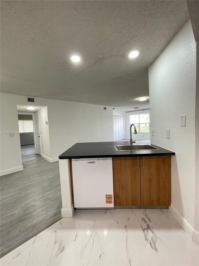 Building Photo - 12400 Vista Isles Dr