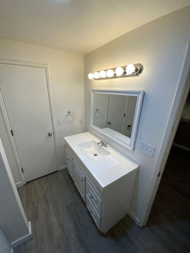 Building Photo - West Olympia 2bdr 1.5bath Townhome w/ garage & parking