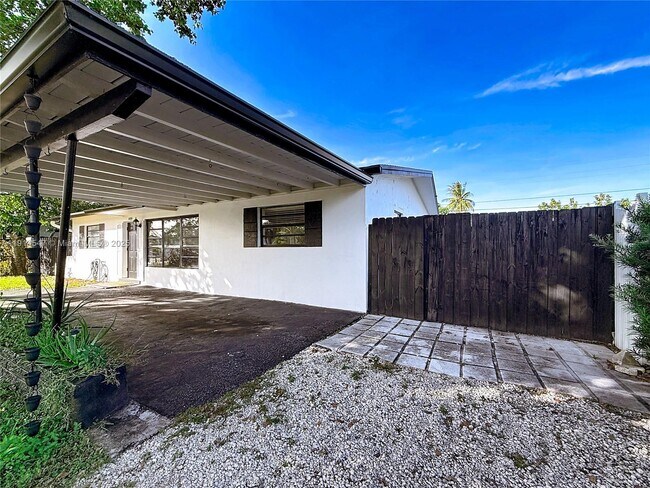 Building Photo - 600 N 66 Terrace