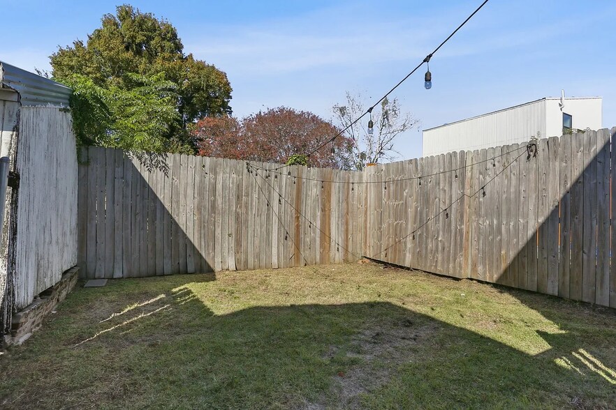 Building Photo - 2823 Baronne St