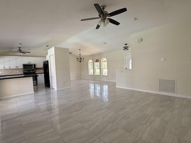 Building Photo - 790 SE Ablett Ln