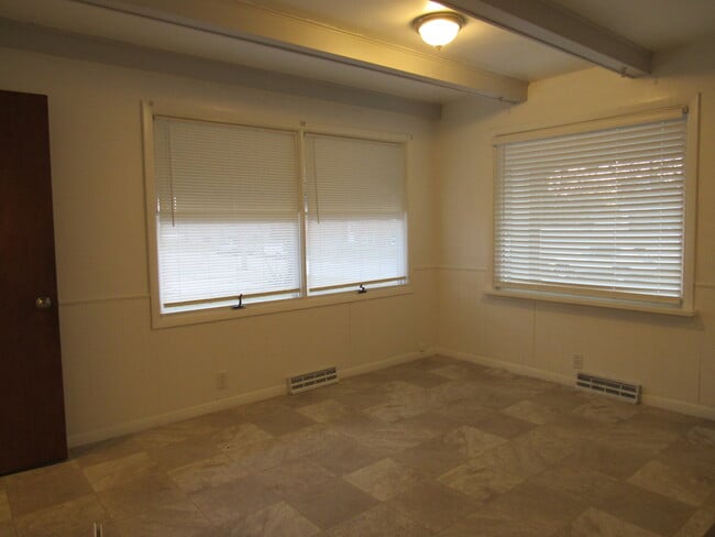 Building Photo - 345 8th St