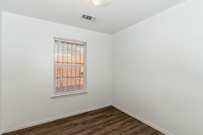 Building Photo - Comfort and Convenience of 3BD/2BA Duplex in Fort Worth!