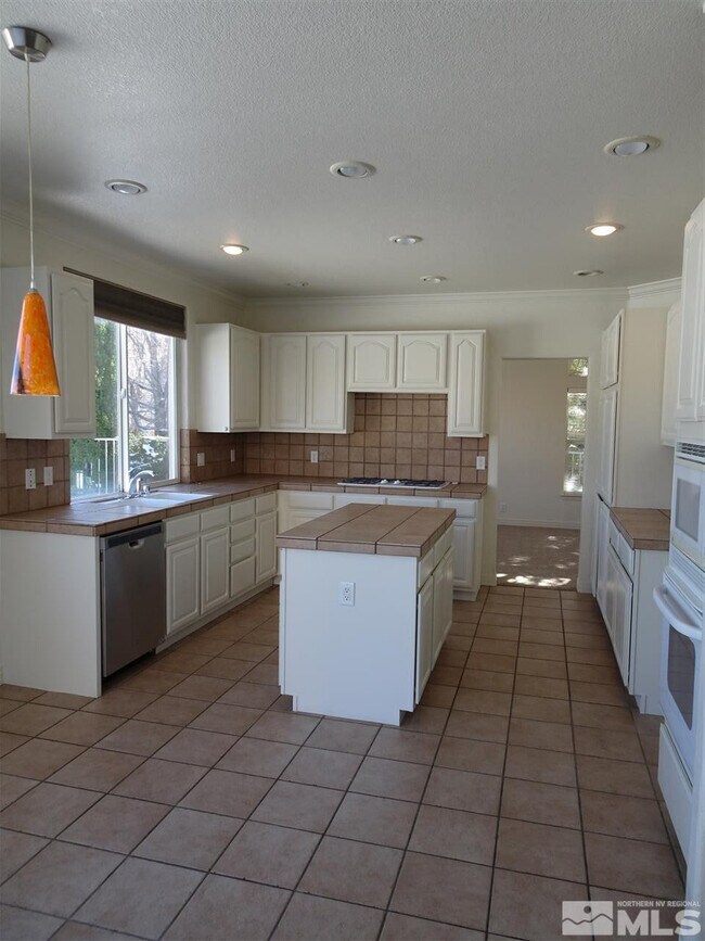 Building Photo - 7021 Heatherwood Dr