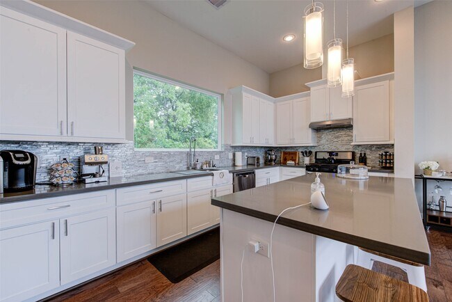 Building Photo - 6009 Gardendale Dr
