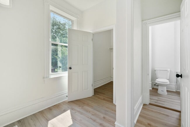 Building Photo - 3 bed 2 bath - fresh updates, central air,...