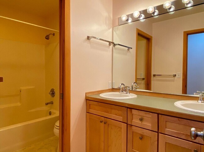 Building Photo - Cute Townhouse On Private Drive In White Salmon, WA