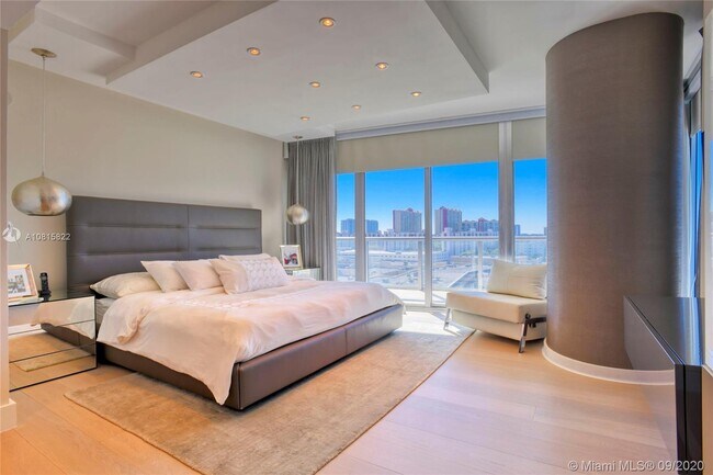 Building Photo - 17001 Collins Ave