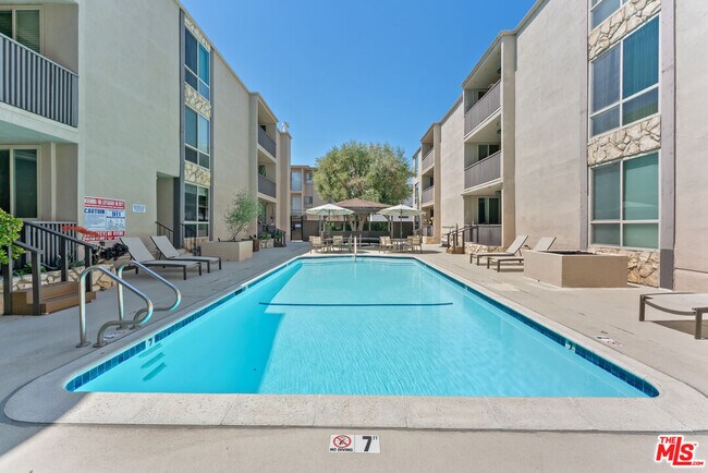 Building Photo - 809 S Bundy Dr