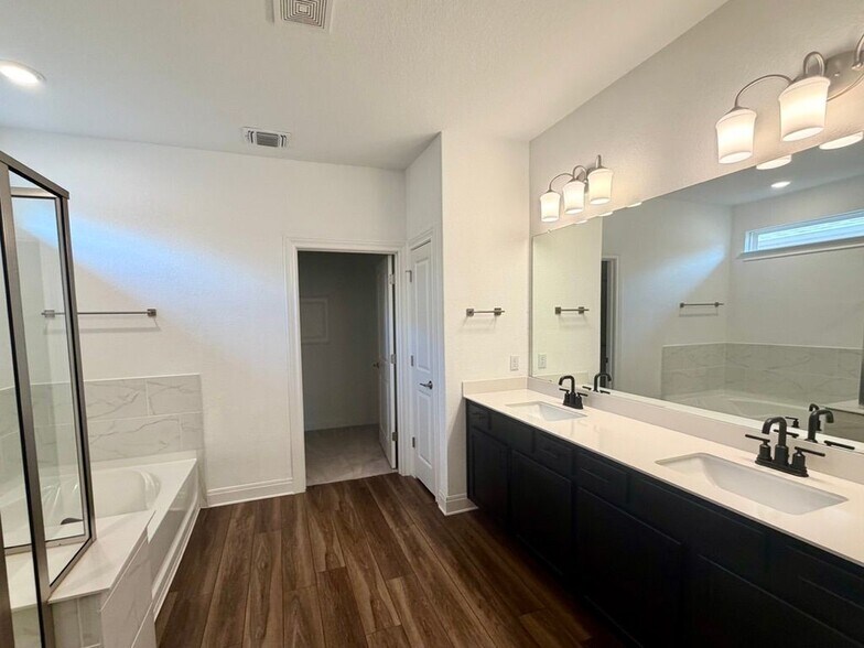 Building Photo - 125 Slenderleaf Dr