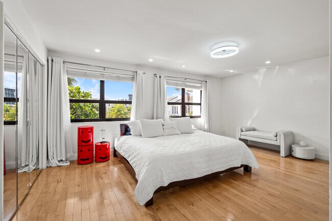 Building Photo - 1005 Bel Air Dr