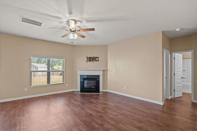 Building Photo - Great 5 Bedroom Home in Evans