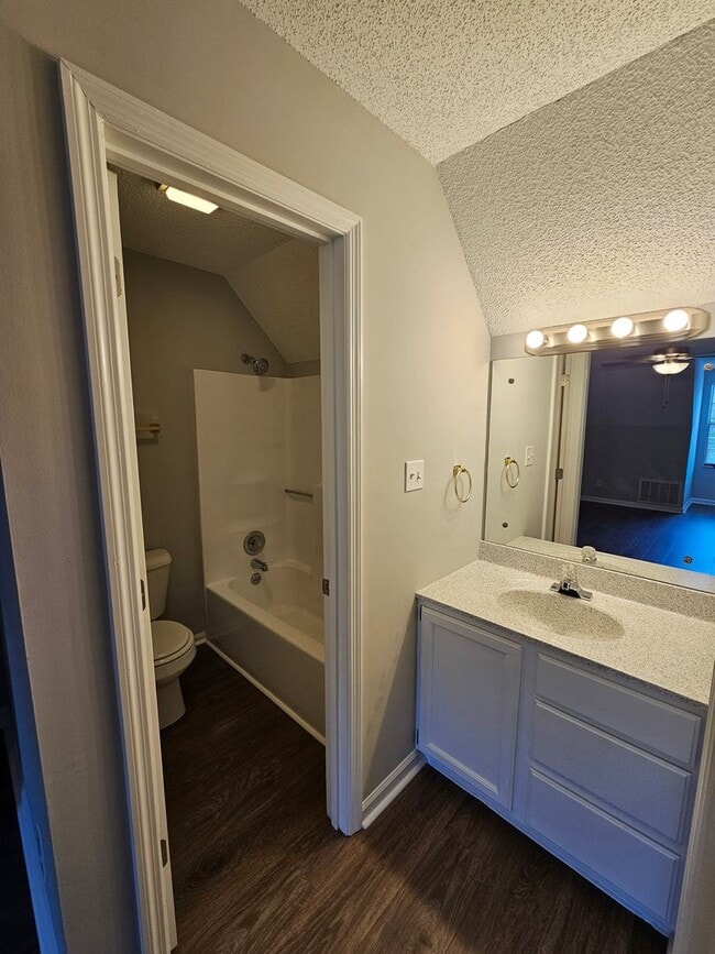 Building Photo - 2 Bedroom 2 Bath condo Powell available for immediate move in!