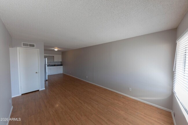 Building Photo - 563 N Cherry