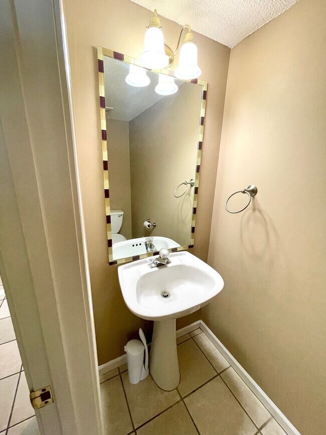 Building Photo - Spacious 3 Bedroom Home in South Columbia