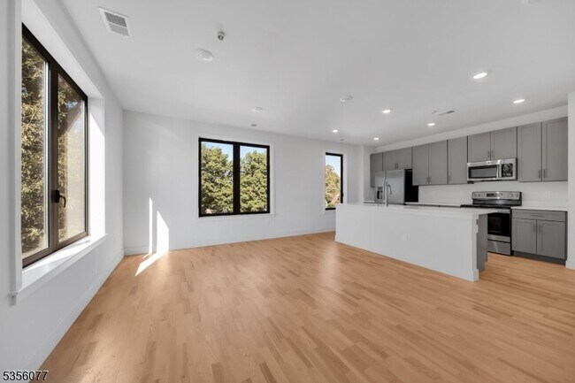 Building Photo - 1037 Amboy Ave