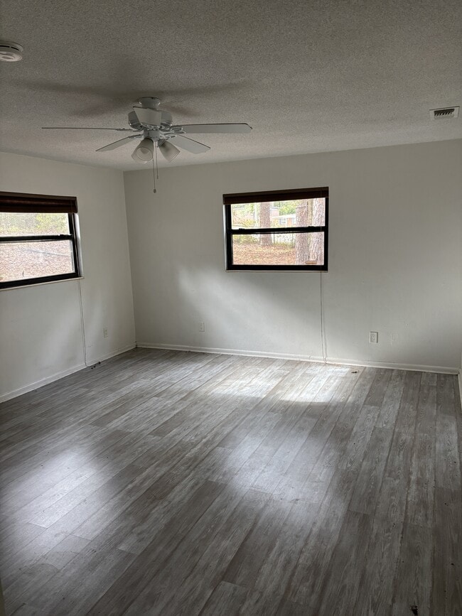 Building Photo - 2409 Almond Dr