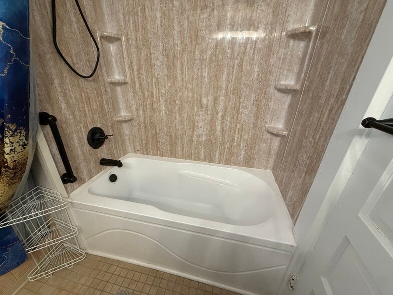 Building Photo - 852 Aetna St