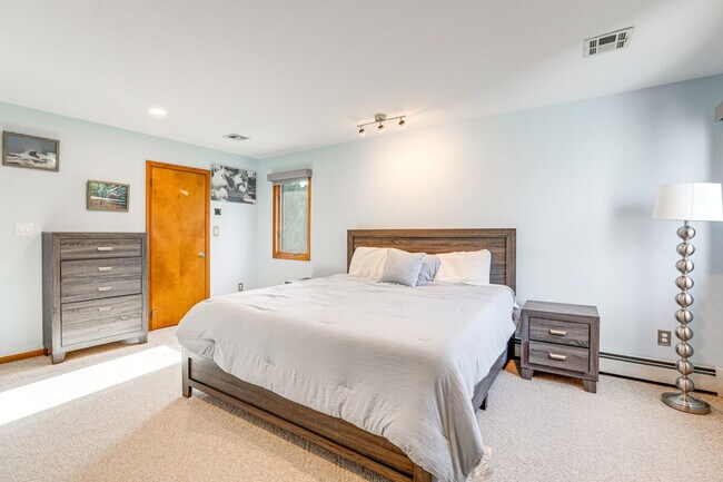 Building Photo - 31 Diane Dr