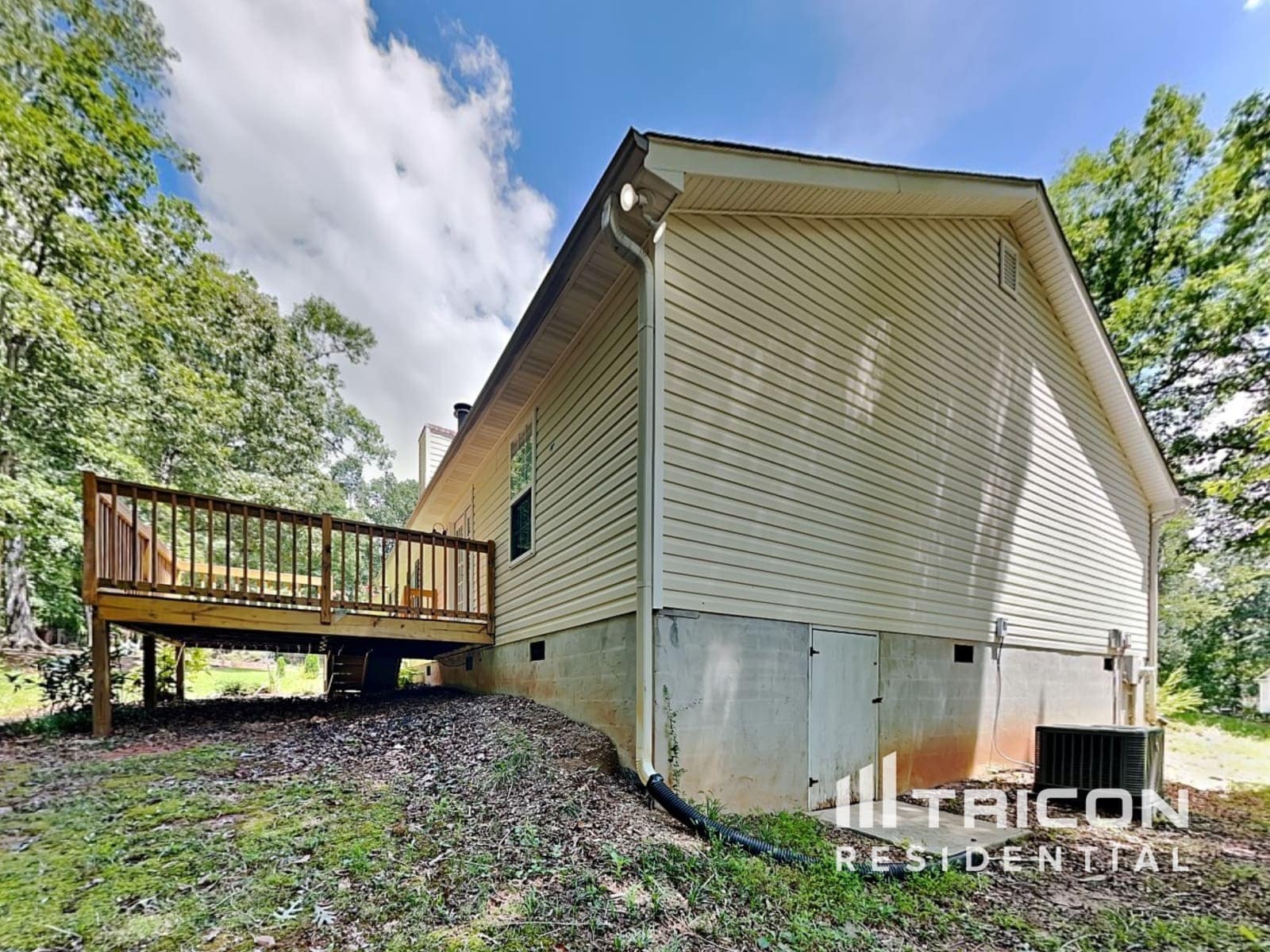 Building Photo - 2506 Lakeside Dr
