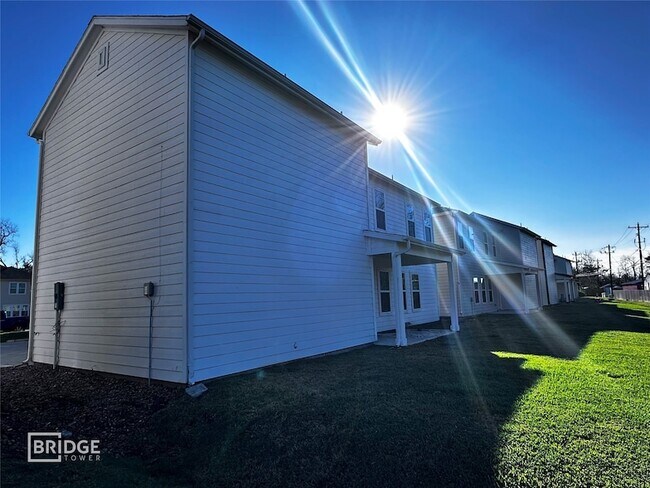 Building Photo - 319 Huisache St