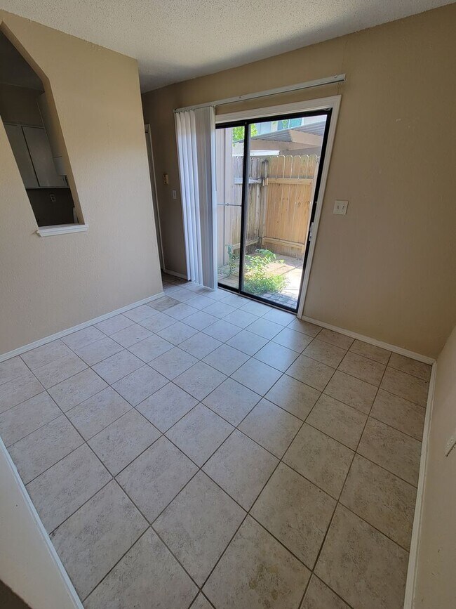 Building Photo - College Station - 2 bedroom / 1.5 bath Fou...