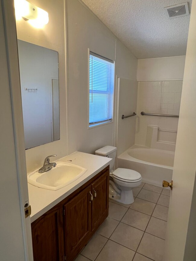 Building Photo - 3 bedroom 2 bath in Hamilton City with fru...