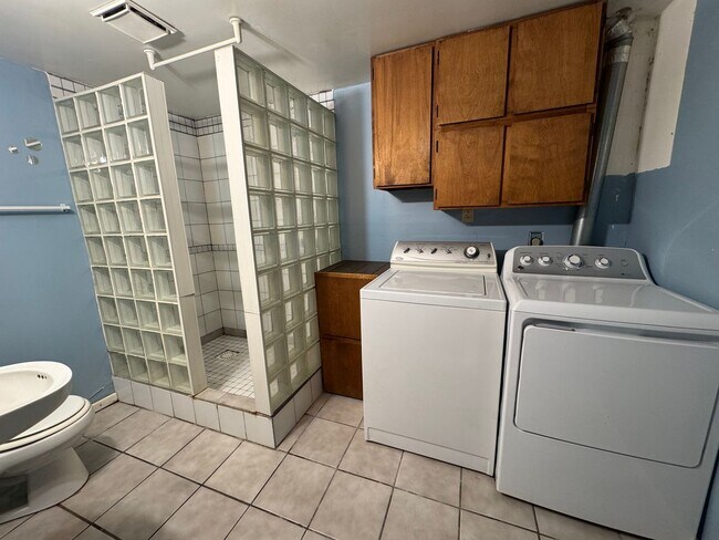 Building Photo - Huge 4 bedroom House with large garage