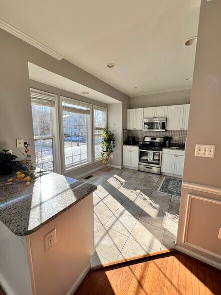 Building Photo - 2552 Sandbourne Ln