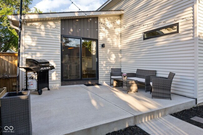 Building Photo - 806 N Beville Ave