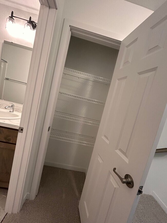 Building Photo - 3 Bed 3 Bath TownHome