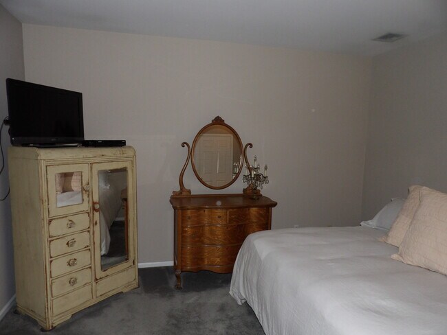 Master Bedroom - 98 Lincoln Park Rd