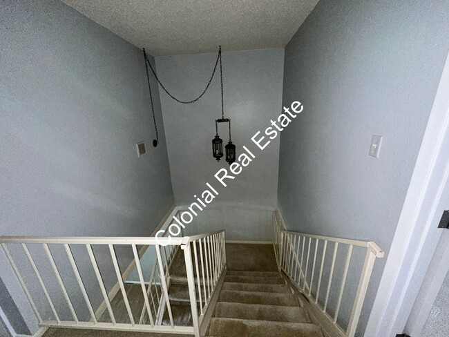 Building Photo - Spacious and unique 3 bedroom 2 and a half bath house on the golf course!