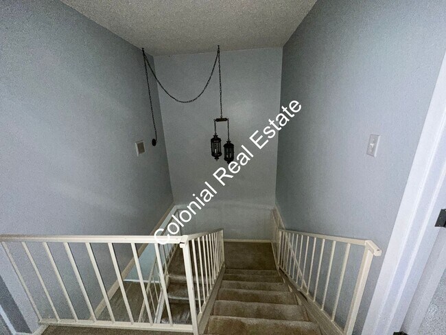 Building Photo - Spacious and unique 3 bedroom 2 and a half...