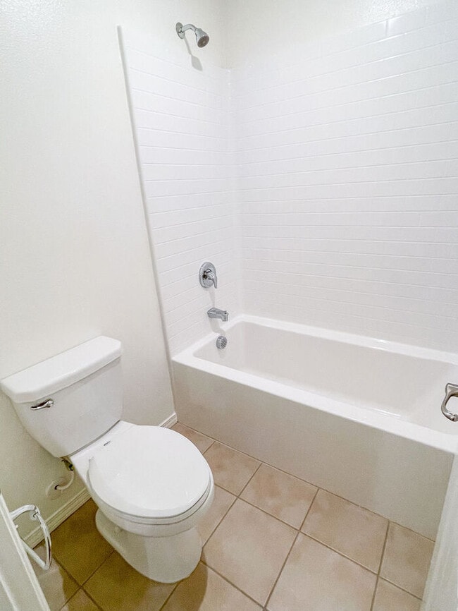 Building Photo - Beautiful 2 Story 4 Bedroom Home in Great ...
