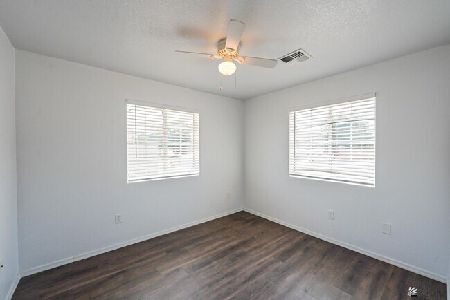 Building Photo - 943 S 37th Ave