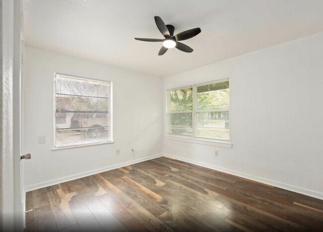 Building Photo - 6043 Lyndhurst Dr