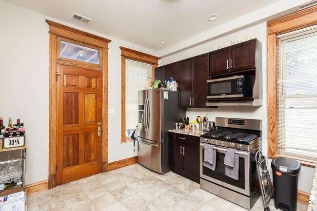 Building Photo - 3 bedroom in Chicago IL 60657