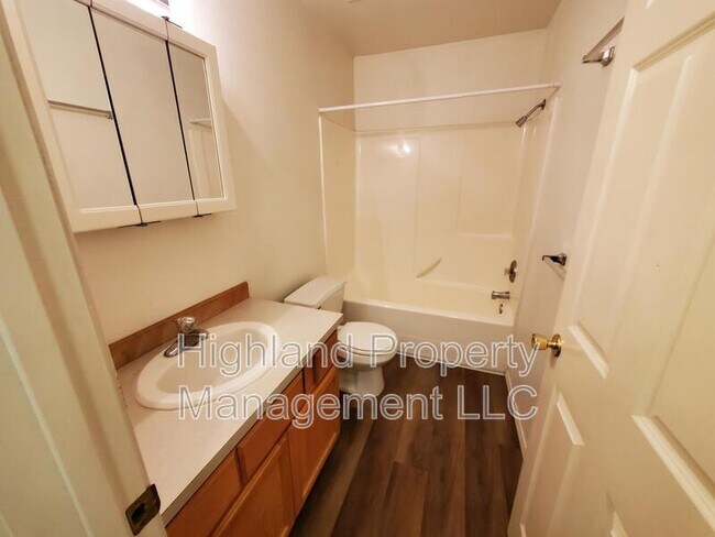 Building Photo - 322 NE Whitman St