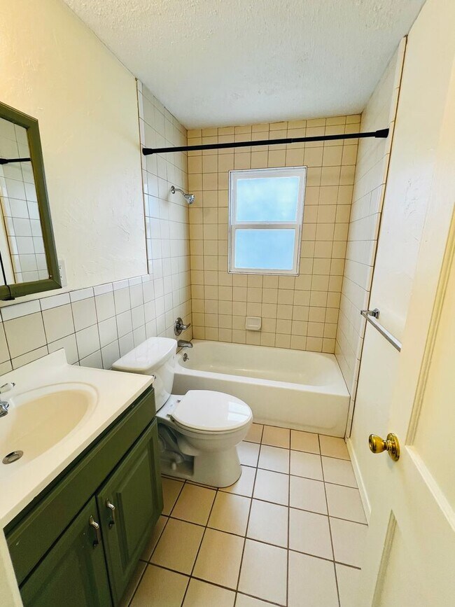 Building Photo - Cute 2BD 1BA Home w/ Bonus Room in Midwest...