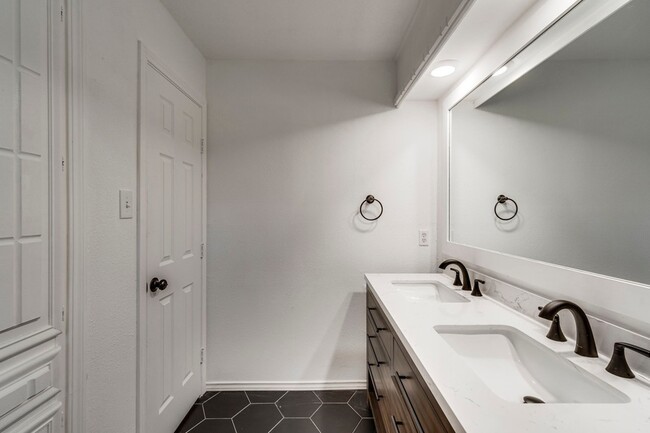 Building Photo - 3403 Sheffield Dr