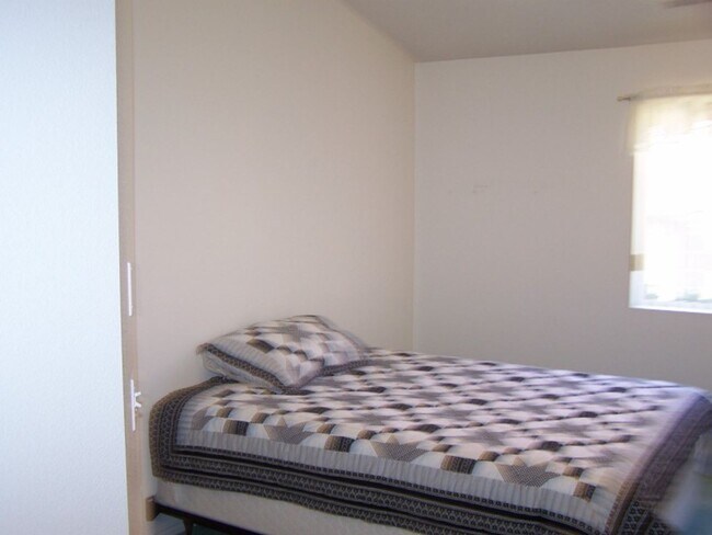 Building Photo - Cozy 2 Bed 2 Bath